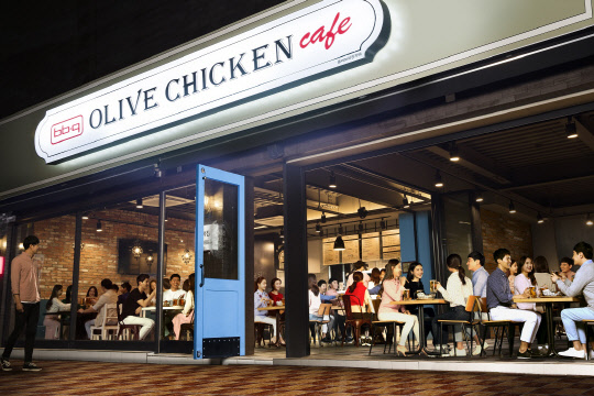 제너시스BBQ가 신규 창업자에게 점포 투자금을 지원하는 행사를 진행한다. 사진은 BBQ카페 매장 전경. <제너시스BBQ 제공>
